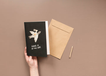 Main Sauvage - Wenskaart "Love is in the air" met enveloppe - 15x22cm